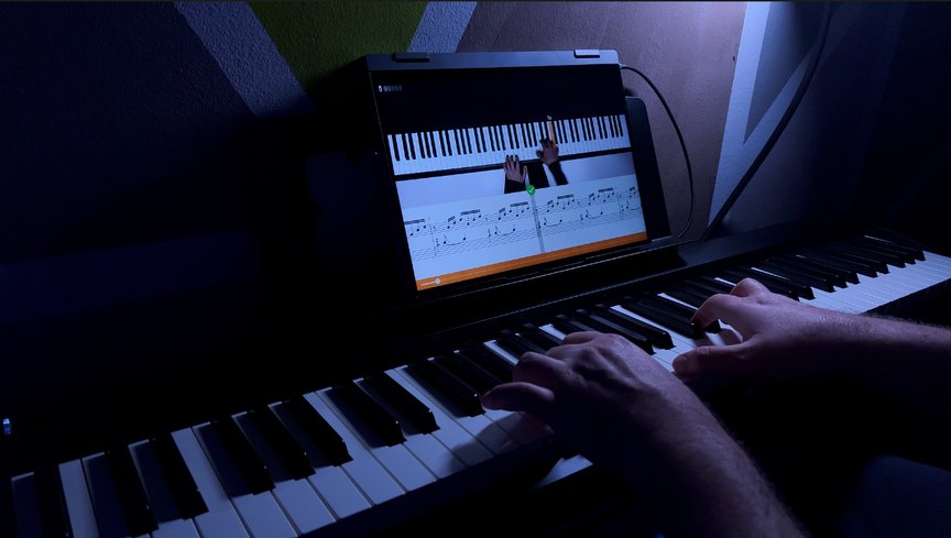 Tocando el piano con Flowkey en la tablet